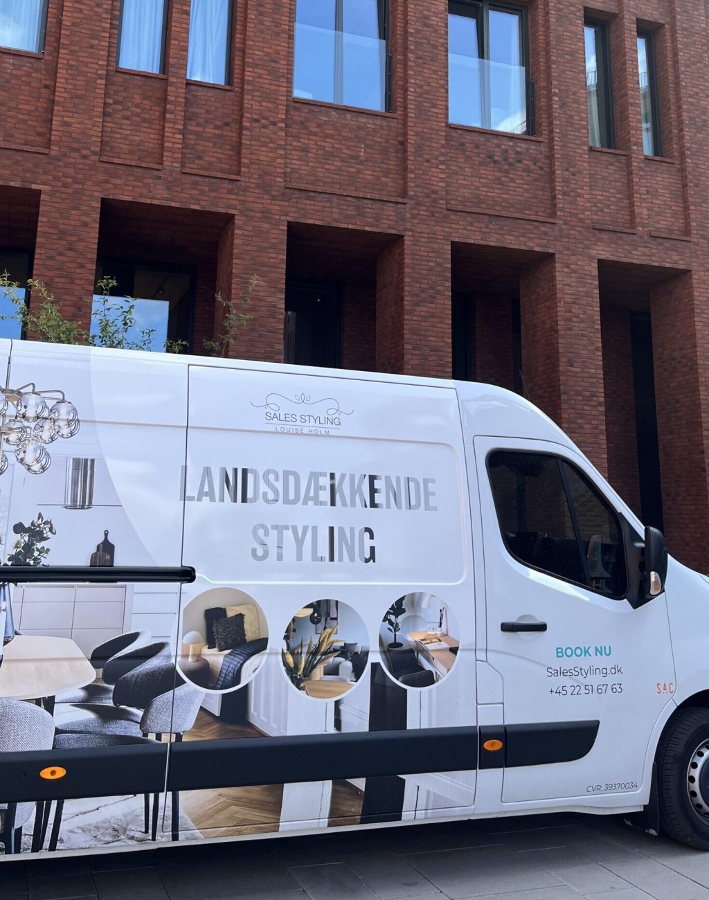 SalesStyling bil parkeret foran en bolig på Nordø - klar til at hjælpe med indretning